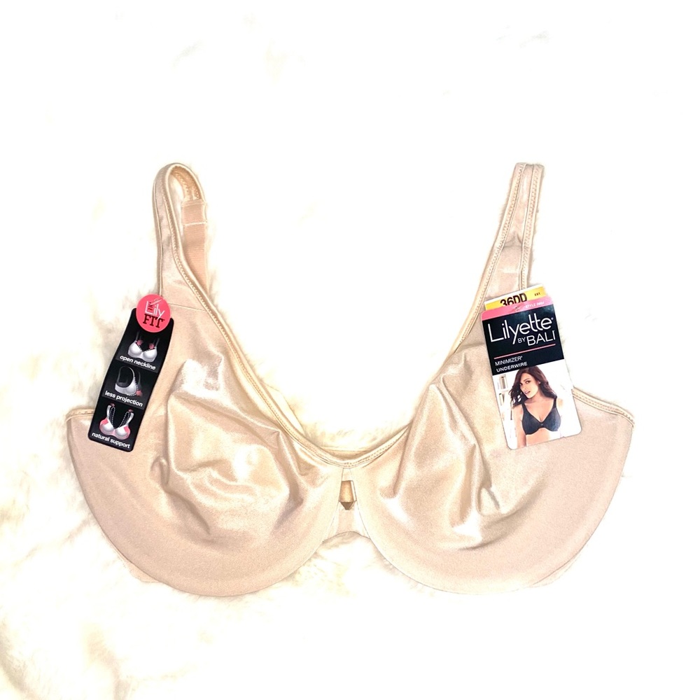 🎉SALE🎉 NWT Lilyette By Bali Dreamwire Minimizer Bra in Nude